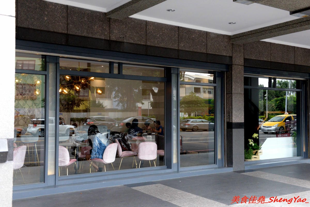 [台中北區]嚼嚼 bits & bites – 台中新開的網美風早午餐,柔美粉色系裝潢,主攻女性消費客群,餐點中價位,口味見仁見智,薑黃脆皮雞義大利麵好吃推薦,篤行國小後方。