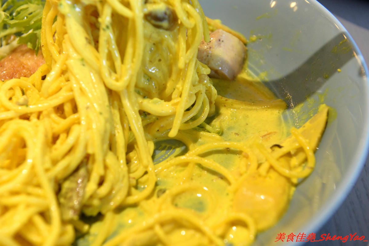 [台中北區]嚼嚼 bits & bites – 台中新開的網美風早午餐,柔美粉色系裝潢,主攻女性消費客群,餐點中價位,口味見仁見智,薑黃脆皮雞義大利麵好吃推薦,篤行國小後方。