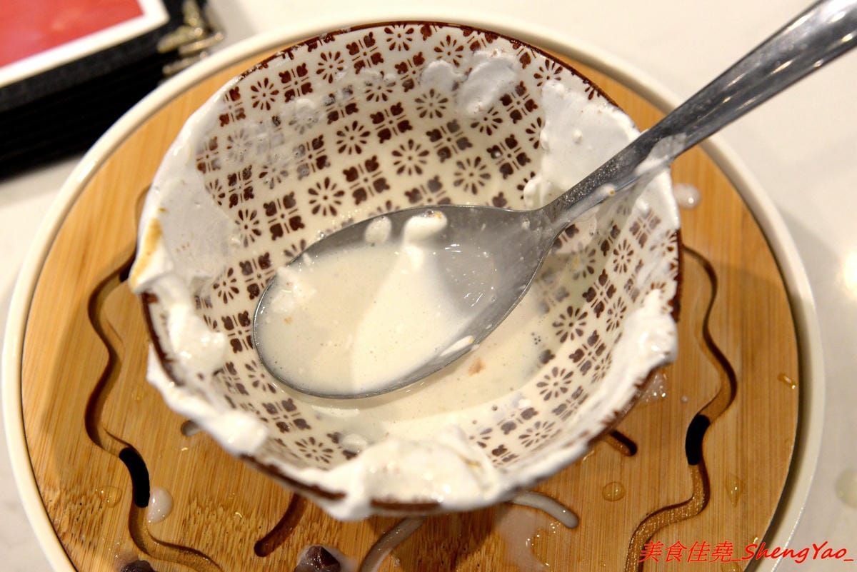 [基隆仁愛]著迷 Ice Galaxy – 基隆廟口必吃火紅冰店,搬家後生意依舊超好,冰品種類繁多,好看好拍又好吃,新品仙境芒果火鍋造型超級浮誇,邊吃還邊冒煙,女店長神正,根本明星等級顏值。