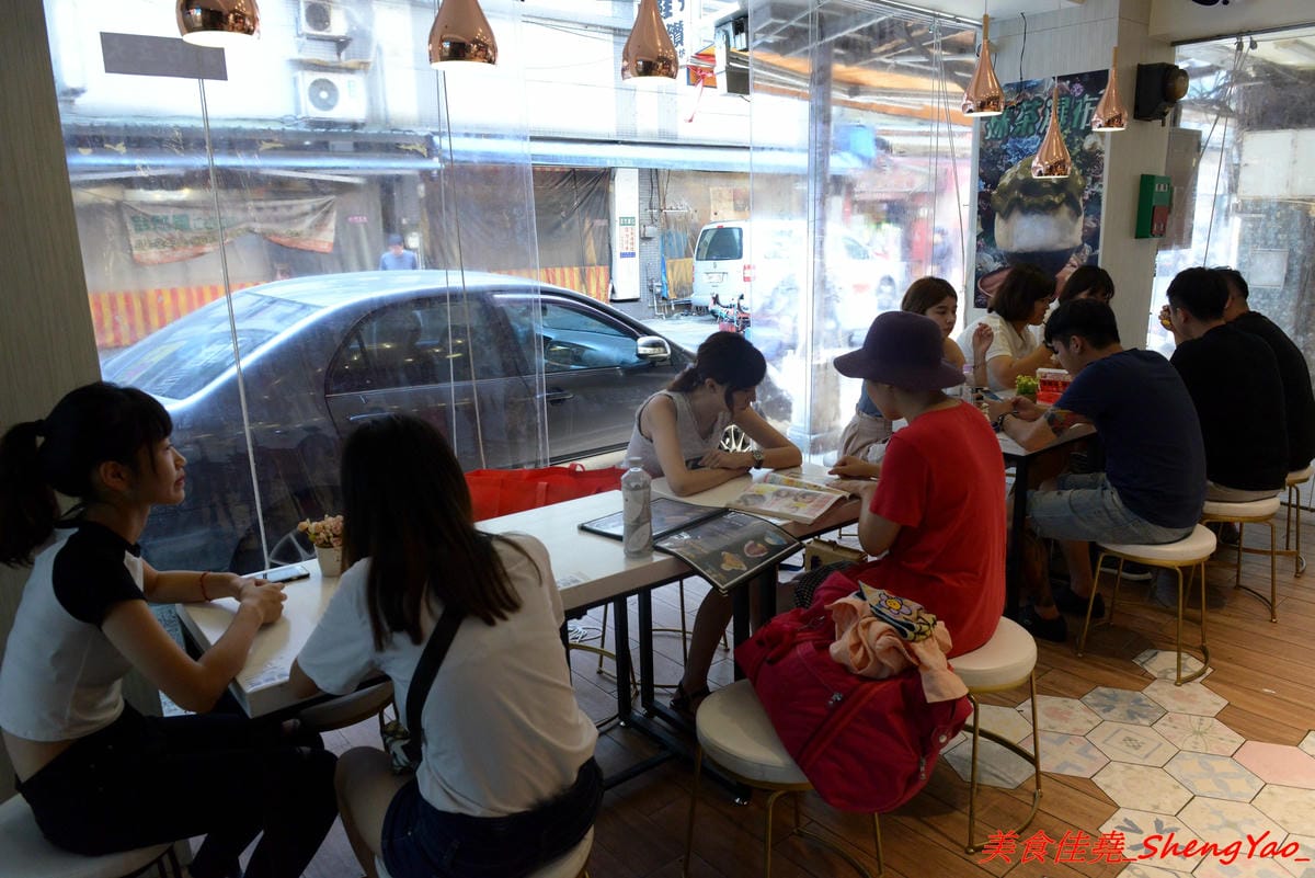 [基隆仁愛]著迷 Ice Galaxy – 基隆廟口必吃火紅冰店,搬家後生意依舊超好,冰品種類繁多,好看好拍又好吃,新品仙境芒果火鍋造型超級浮誇,邊吃還邊冒煙,女店長神正,根本明星等級顏值。