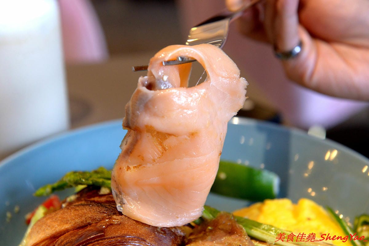 [台中北區]嚼嚼 bits & bites – 台中新開的網美風早午餐,柔美粉色系裝潢,主攻女性消費客群,餐點中價位,口味見仁見智,薑黃脆皮雞義大利麵好吃推薦,篤行國小後方。