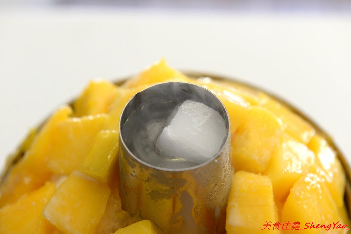 [基隆仁愛]著迷 Ice Galaxy – 基隆廟口必吃火紅冰店,搬家後生意依舊超好,冰品種類繁多,好看好拍又好吃,新品仙境芒果火鍋造型超級浮誇,邊吃還邊冒煙,女店長神正,根本明星等級顏值。