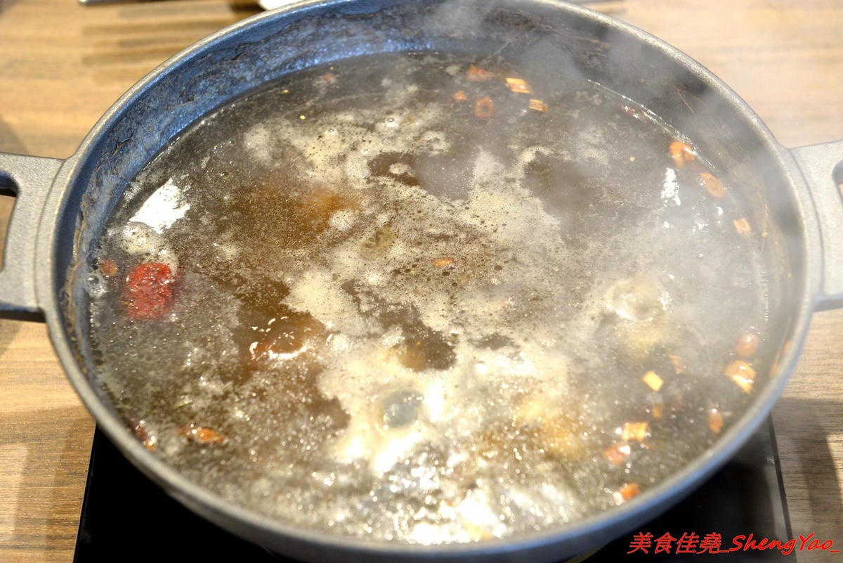 [台中沙鹿]尚石苑 石頭火鍋專賣 shang shih yuan – 沙鹿新開的燒酒系列火鍋店,食材新鮮,用料實在,價格不貴,環境舒適不擁擠,冷氣涼到嫑嫑,愛吃燒酒雞鍋的朋友可以來嘗鮮,無電話預約,均現場候位。