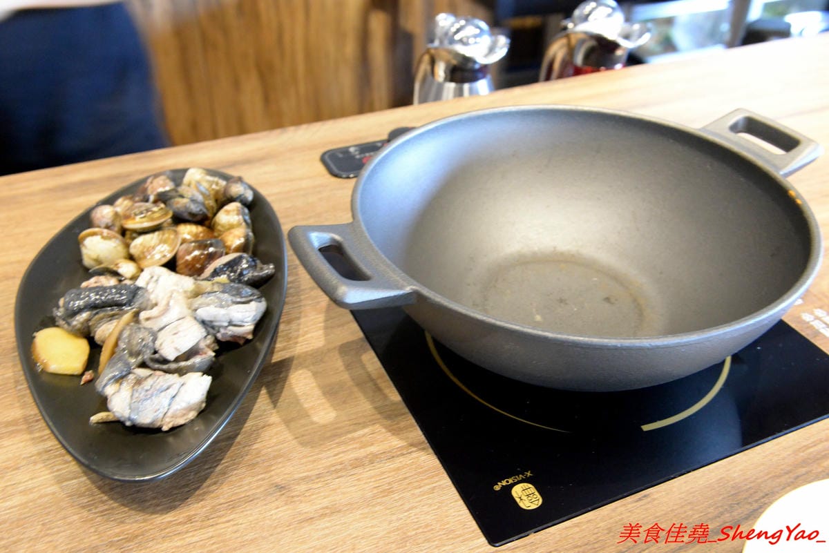 [台中沙鹿]尚石苑 石頭火鍋專賣 shang shih yuan – 沙鹿新開的燒酒系列火鍋店,食材新鮮,用料實在,價格不貴,環境舒適不擁擠,冷氣涼到嫑嫑,愛吃燒酒雞鍋的朋友可以來嘗鮮,無電話預約,均現場候位。