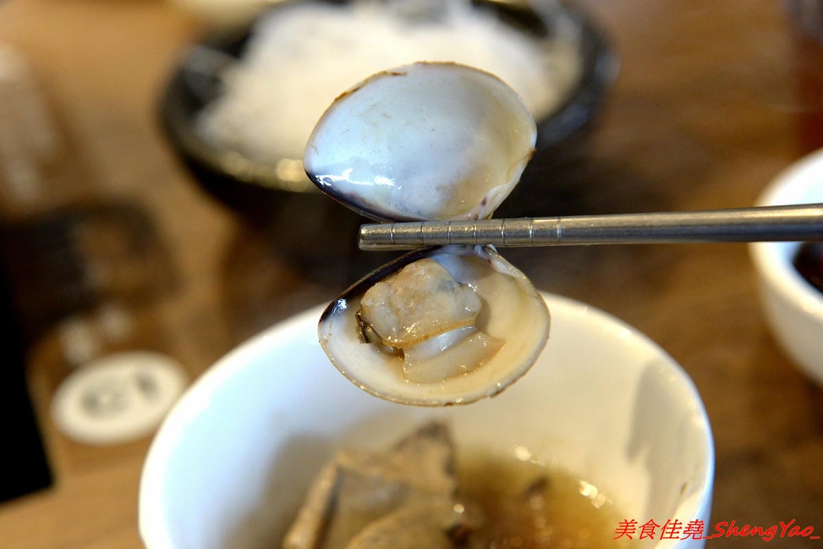 [台中沙鹿]尚石苑 石頭火鍋專賣 shang shih yuan – 沙鹿新開的燒酒系列火鍋店,食材新鮮,用料實在,價格不貴,環境舒適不擁擠,冷氣涼到嫑嫑,愛吃燒酒雞鍋的朋友可以來嘗鮮,無電話預約,均現場候位。