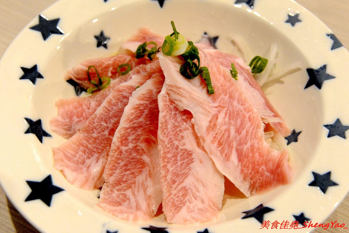 [台中清水]織福 – 清水超有特色的療癒系鍋物餐廳,法鬥店狗超級呆萌可愛,餐點講求健康天然,鍋物湯頭均不加鹽巴,肉品種類不少,食材品質很不錯,試賣期間不收服務費。