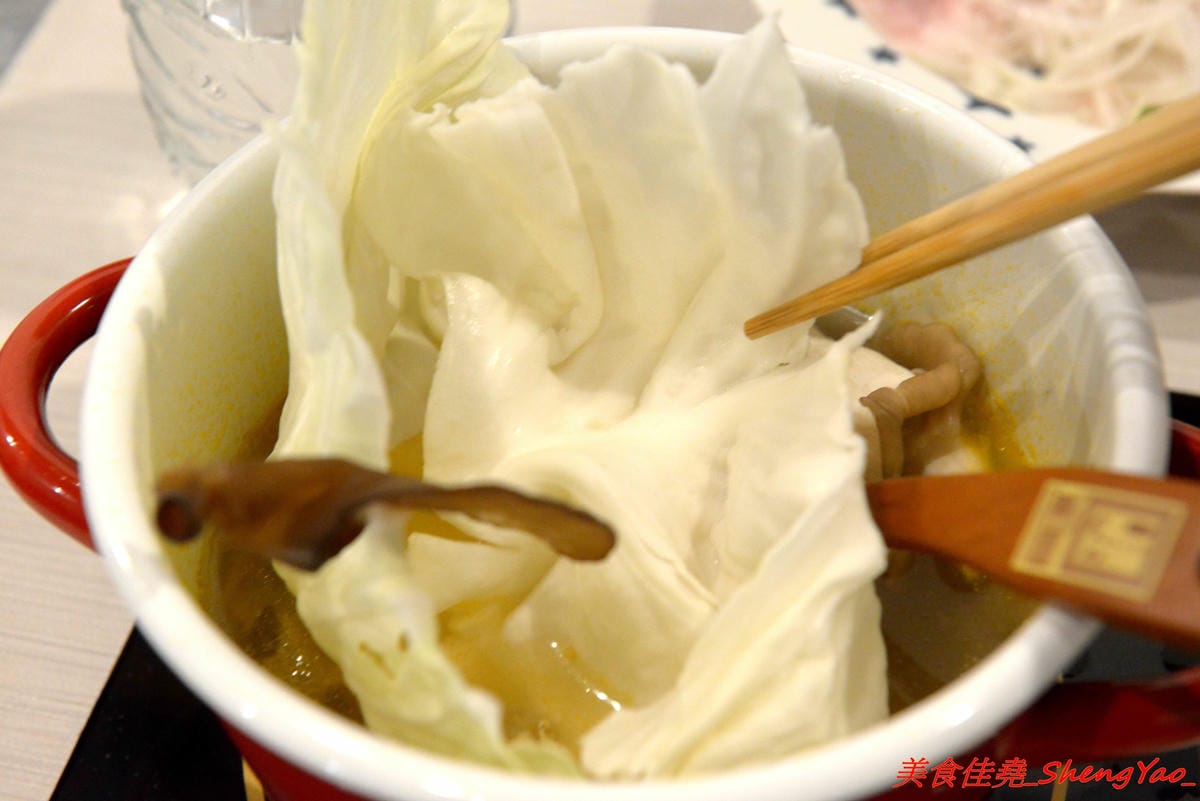 [台中清水]織福 – 清水超有特色的療癒系鍋物餐廳,法鬥店狗超級呆萌可愛,餐點講求健康天然,鍋物湯頭均不加鹽巴,肉品種類不少,食材品質很不錯,試賣期間不收服務費。