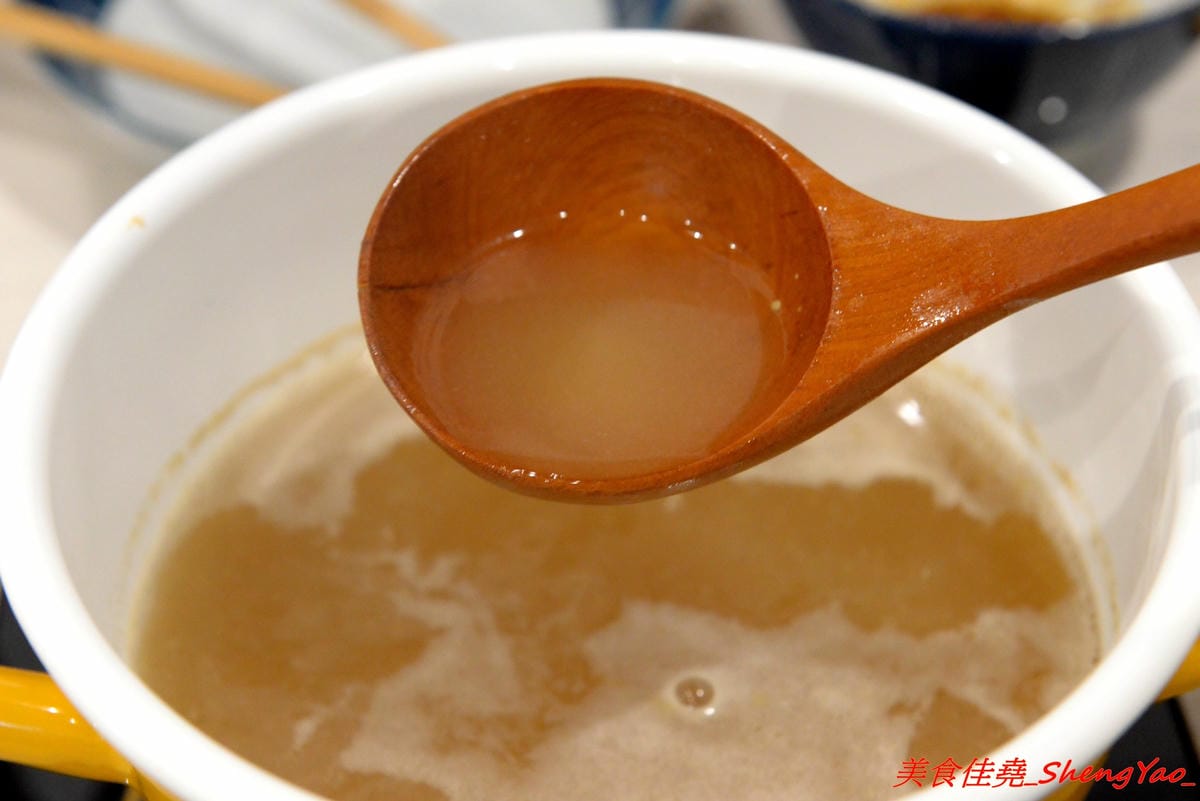[台中清水]織福 – 清水超有特色的療癒系鍋物餐廳,法鬥店狗超級呆萌可愛,餐點講求健康天然,鍋物湯頭均不加鹽巴,肉品種類不少,食材品質很不錯,試賣期間不收服務費。