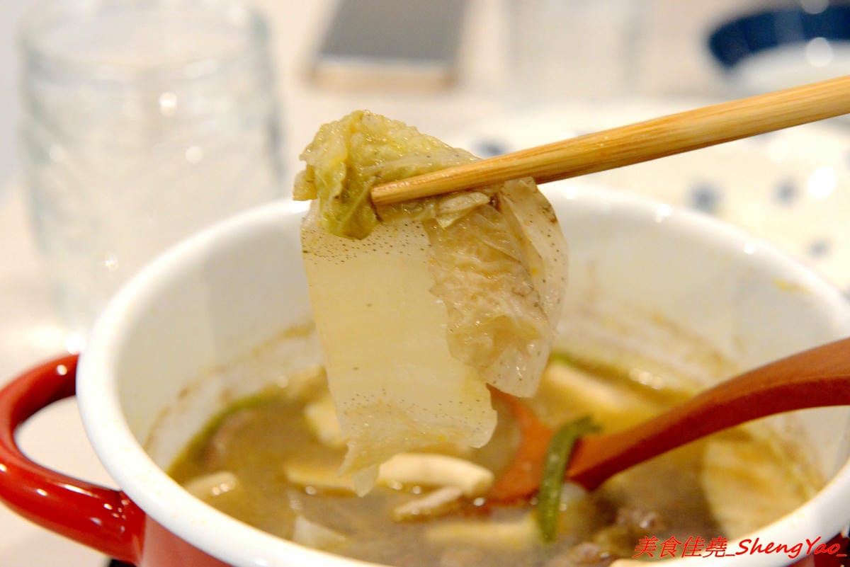 [台中清水]織福 – 清水超有特色的療癒系鍋物餐廳,法鬥店狗超級呆萌可愛,餐點講求健康天然,鍋物湯頭均不加鹽巴,肉品種類不少,食材品質很不錯,試賣期間不收服務費。