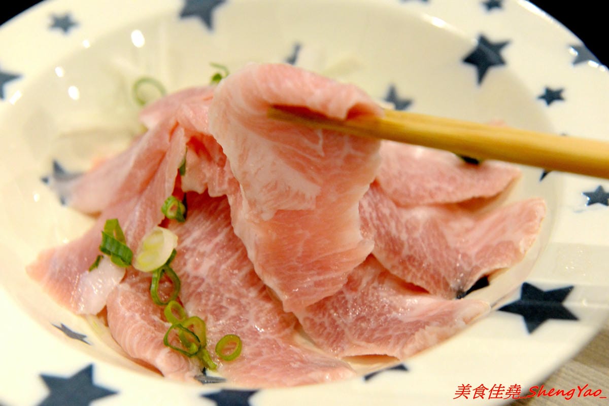 [台中清水]織福 – 清水超有特色的療癒系鍋物餐廳,法鬥店狗超級呆萌可愛,餐點講求健康天然,鍋物湯頭均不加鹽巴,肉品種類不少,食材品質很不錯,試賣期間不收服務費。