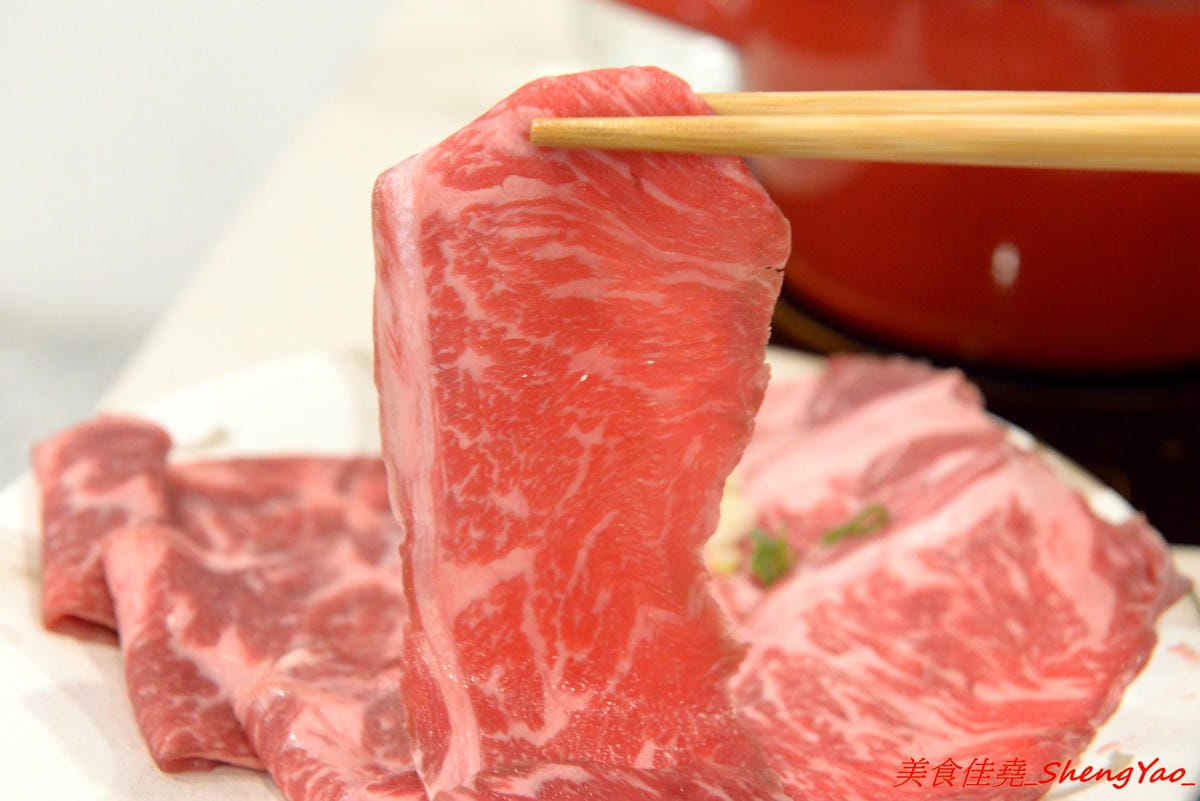 [台中清水]織福 – 清水超有特色的療癒系鍋物餐廳,法鬥店狗超級呆萌可愛,餐點講求健康天然,鍋物湯頭均不加鹽巴,肉品種類不少,食材品質很不錯,試賣期間不收服務費。