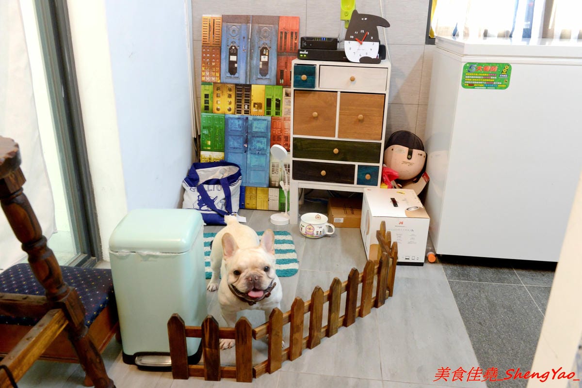 [台中清水]織福 – 清水超有特色的療癒系鍋物餐廳,法鬥店狗超級呆萌可愛,餐點講求健康天然,鍋物湯頭均不加鹽巴,肉品種類不少,食材品質很不錯,試賣期間不收服務費。