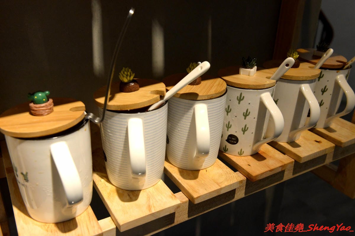 [台中清水]織福 – 清水超有特色的療癒系鍋物餐廳,法鬥店狗超級呆萌可愛,餐點講求健康天然,鍋物湯頭均不加鹽巴,肉品種類不少,食材品質很不錯,試賣期間不收服務費。