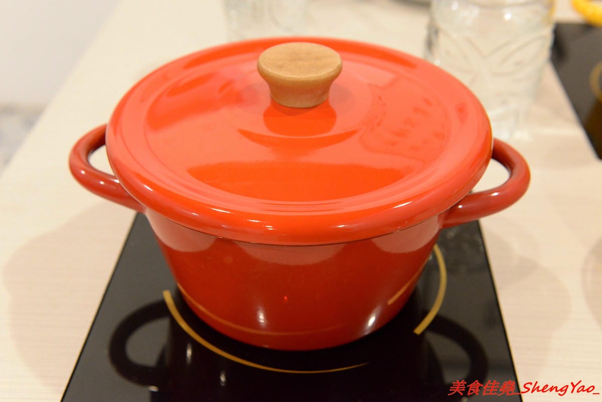 [台中清水]織福 – 清水超有特色的療癒系鍋物餐廳,法鬥店狗超級呆萌可愛,餐點講求健康天然,鍋物湯頭均不加鹽巴,肉品種類不少,食材品質很不錯,試賣期間不收服務費。