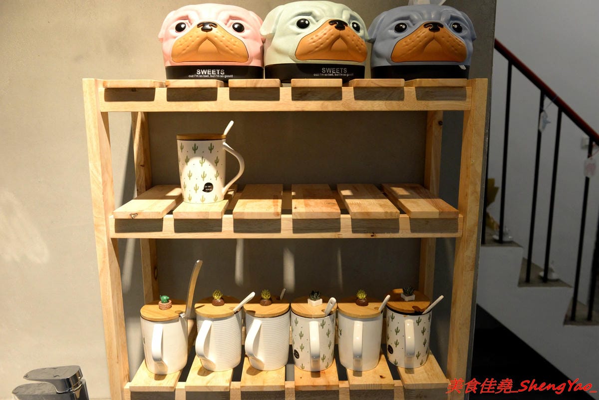 [台中清水]織福 – 清水超有特色的療癒系鍋物餐廳,法鬥店狗超級呆萌可愛,餐點講求健康天然,鍋物湯頭均不加鹽巴,肉品種類不少,食材品質很不錯,試賣期間不收服務費。