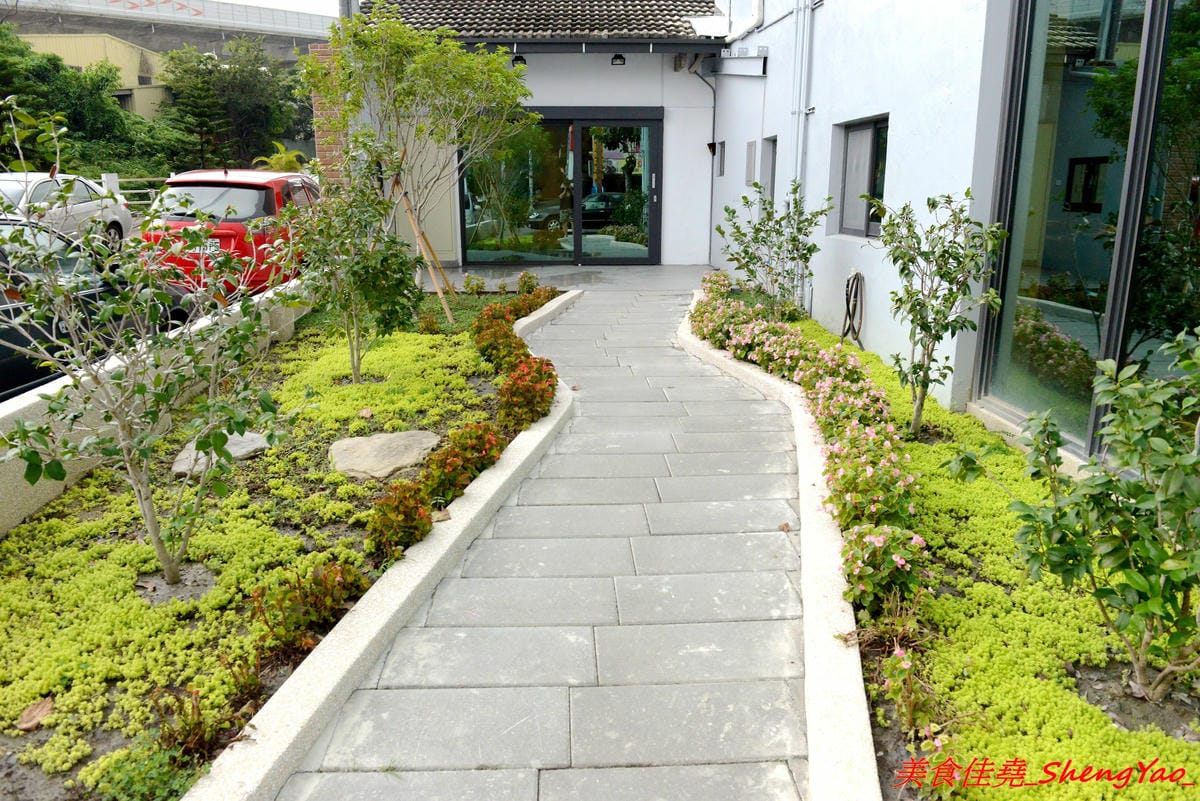 [台中清水]織福 – 清水超有特色的療癒系鍋物餐廳,法鬥店狗超級呆萌可愛,餐點講求健康天然,鍋物湯頭均不加鹽巴,肉品種類不少,食材品質很不錯,試賣期間不收服務費。