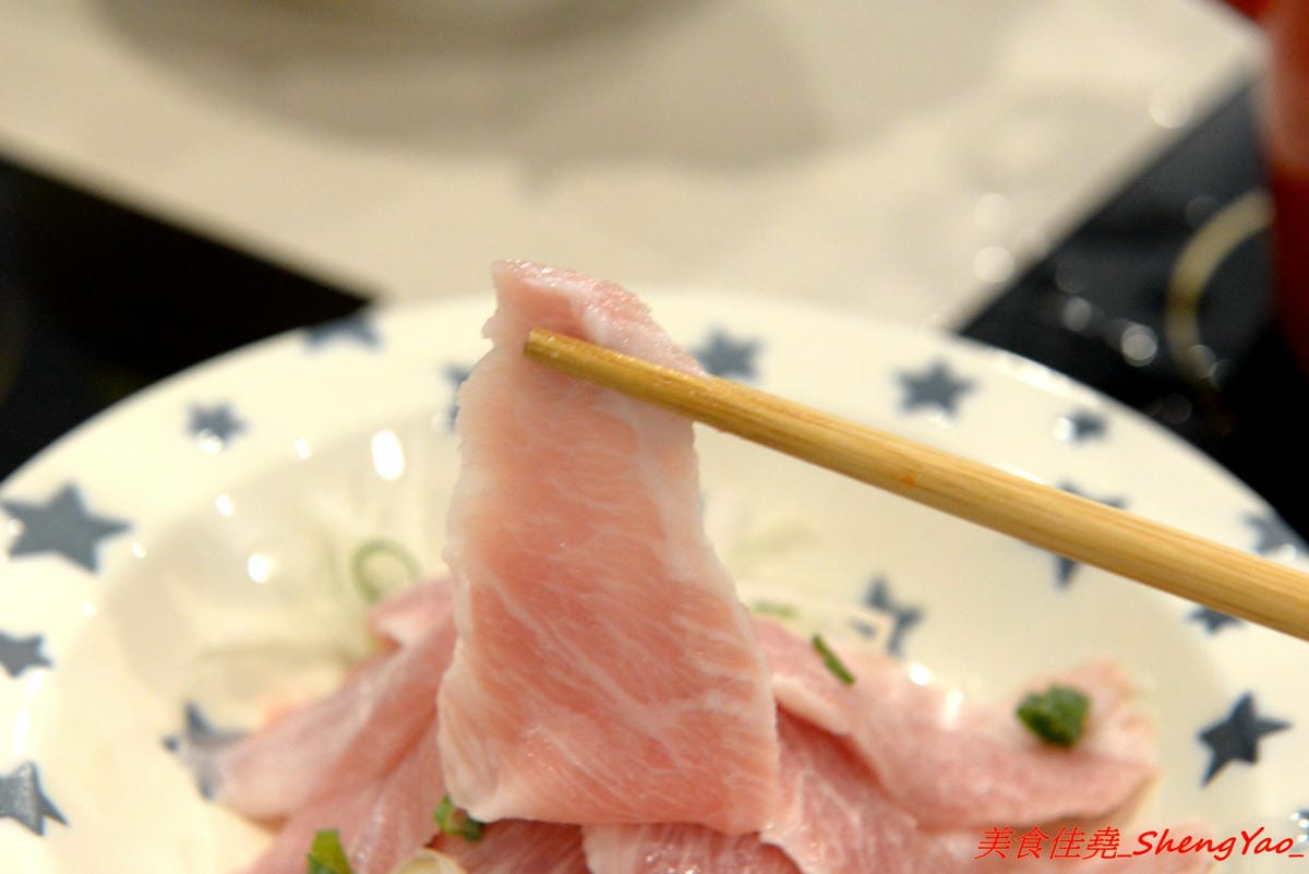 [台中清水]織福 – 清水超有特色的療癒系鍋物餐廳,法鬥店狗超級呆萌可愛,餐點講求健康天然,鍋物湯頭均不加鹽巴,肉品種類不少,食材品質很不錯,試賣期間不收服務費。