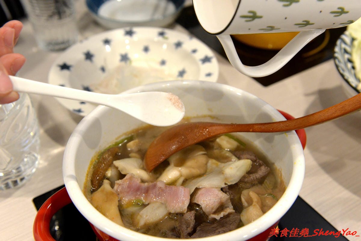 [台中清水]織福 – 清水超有特色的療癒系鍋物餐廳,法鬥店狗超級呆萌可愛,餐點講求健康天然,鍋物湯頭均不加鹽巴,肉品種類不少,食材品質很不錯,試賣期間不收服務費。