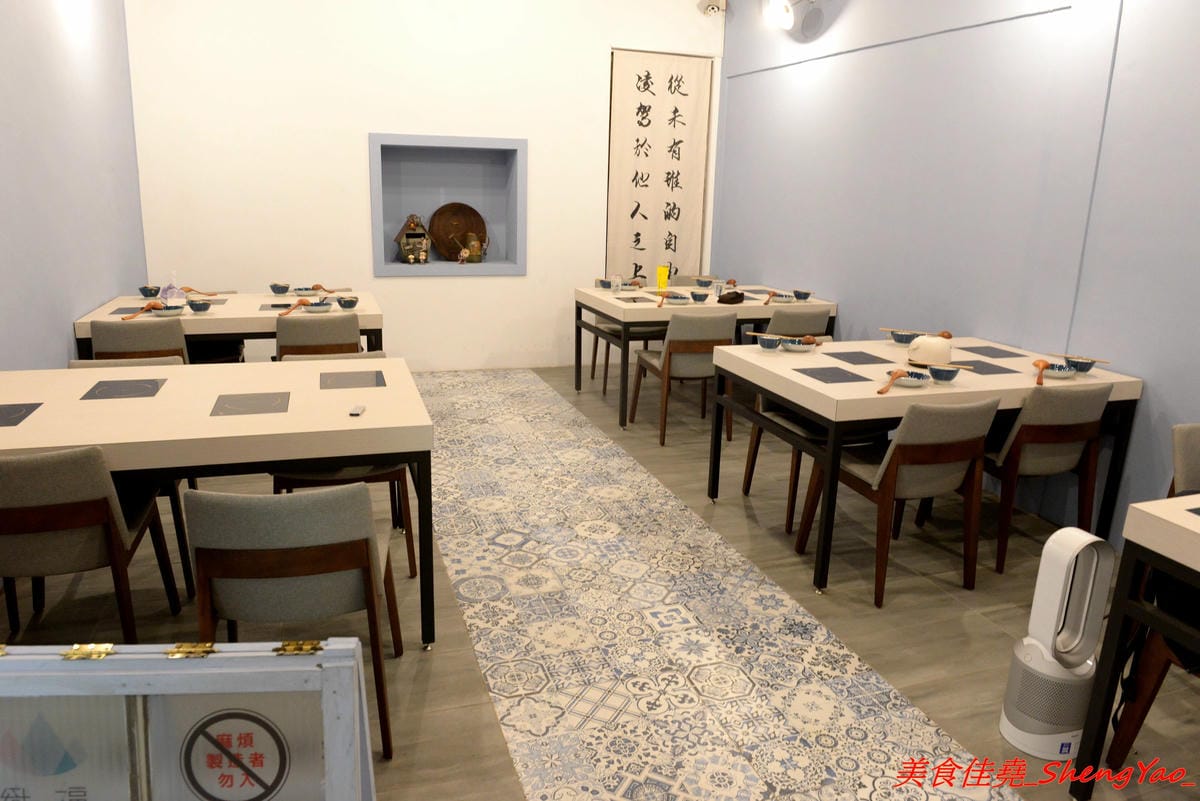 [台中清水]織福 – 清水超有特色的療癒系鍋物餐廳,法鬥店狗超級呆萌可愛,餐點講求健康天然,鍋物湯頭均不加鹽巴,肉品種類不少,食材品質很不錯,試賣期間不收服務費。