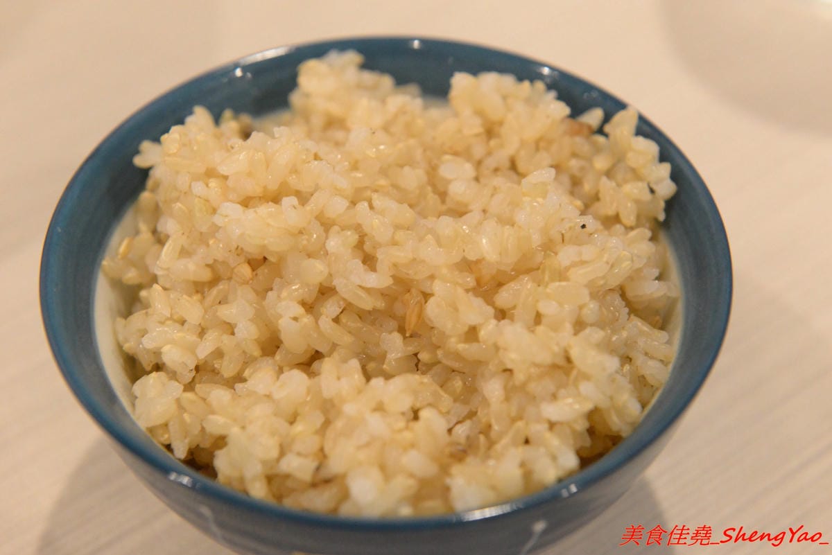 [台中清水]織福 – 清水超有特色的療癒系鍋物餐廳,法鬥店狗超級呆萌可愛,餐點講求健康天然,鍋物湯頭均不加鹽巴,肉品種類不少,食材品質很不錯,試賣期間不收服務費。