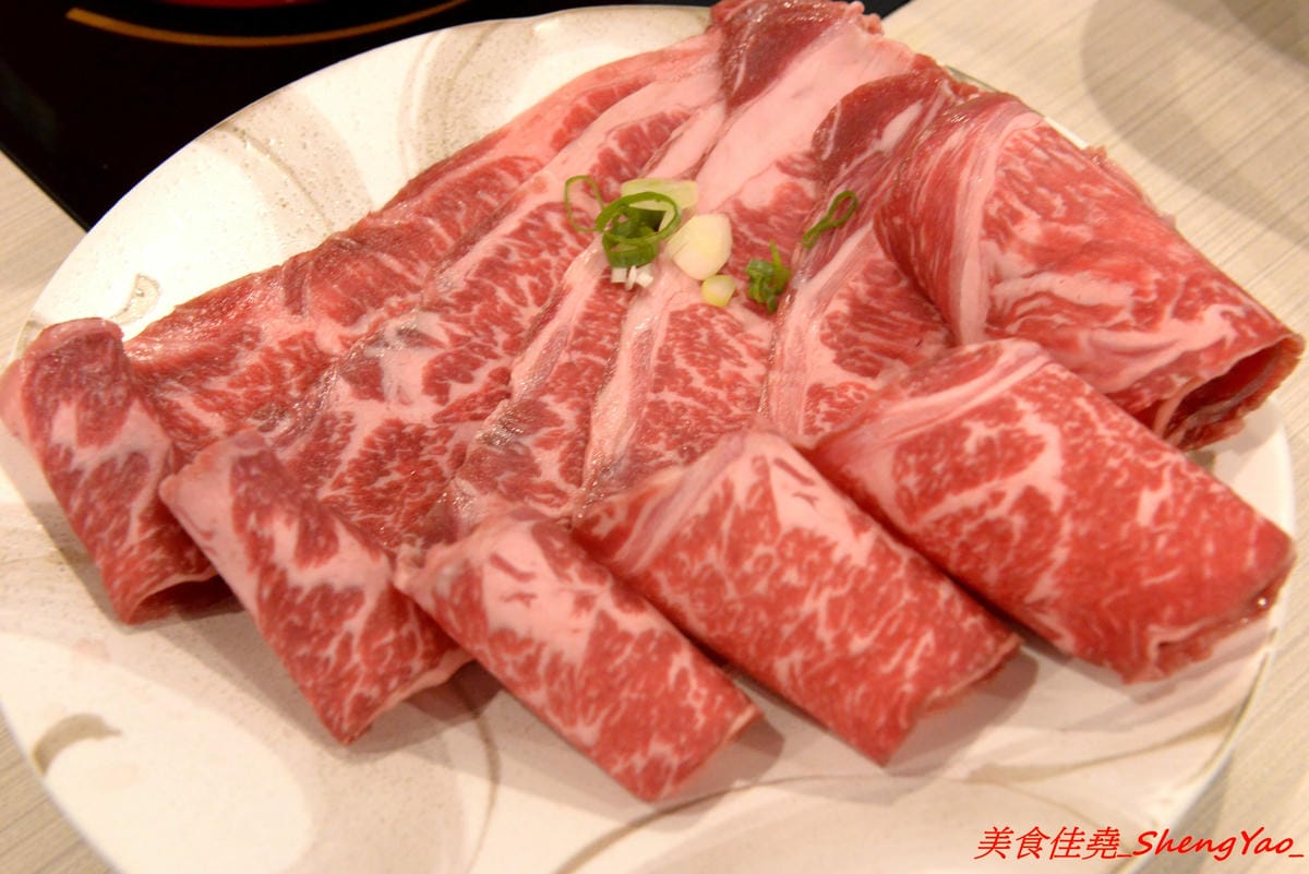 [台中清水]織福 – 清水超有特色的療癒系鍋物餐廳,法鬥店狗超級呆萌可愛,餐點講求健康天然,鍋物湯頭均不加鹽巴,肉品種類不少,食材品質很不錯,試賣期間不收服務費。