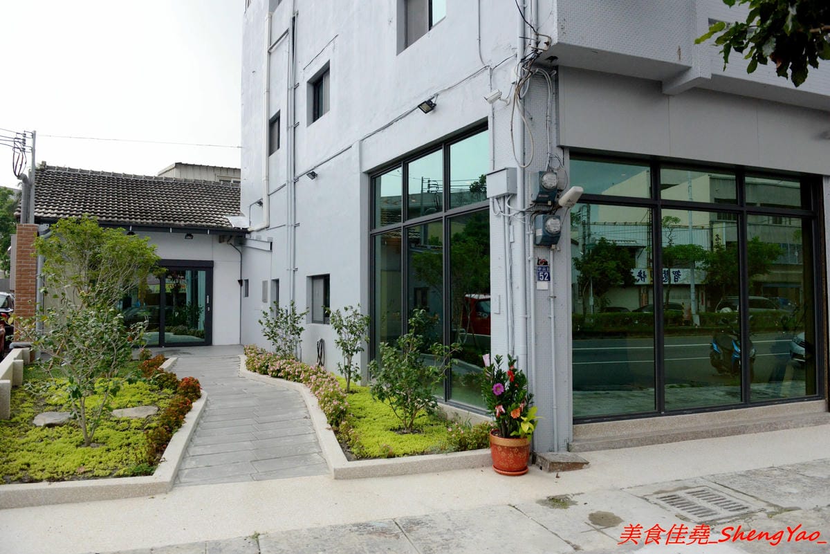 [台中清水]織福 – 清水超有特色的療癒系鍋物餐廳,法鬥店狗超級呆萌可愛,餐點講求健康天然,鍋物湯頭均不加鹽巴,肉品種類不少,食材品質很不錯,試賣期間不收服務費。