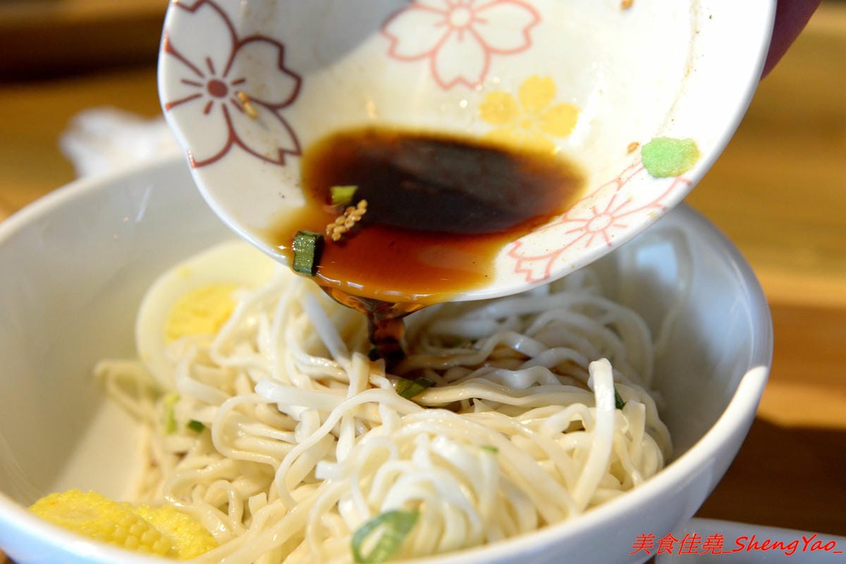 [台中沙鹿]鳳茶人 – 沙鹿新開的茶飲食堂,不只賣茶葉茶飲還有麵食類可點,乾拌麵比預期表現出色,小魚乾拌麵好吃有推,試賣期間純茶買一送一,打卡還有送小菜。