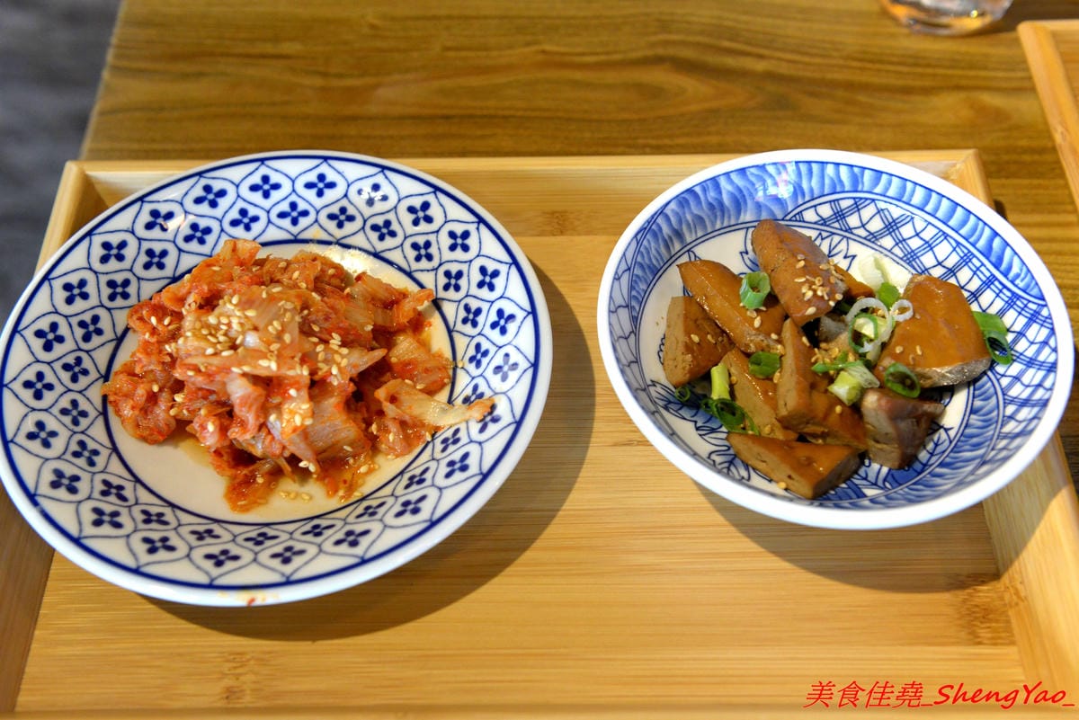 [台中沙鹿]鳳茶人 – 沙鹿新開的茶飲食堂,不只賣茶葉茶飲還有麵食類可點,乾拌麵比預期表現出色,小魚乾拌麵好吃有推,試賣期間純茶買一送一,打卡還有送小菜。