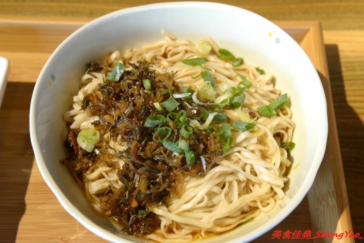 [台中沙鹿]鳳茶人 – 沙鹿新開的茶飲食堂,不只賣茶葉茶飲還有麵食類可點,乾拌麵比預期表現出色,小魚乾拌麵好吃有推,試賣期間純茶買一送一,打卡還有送小菜。