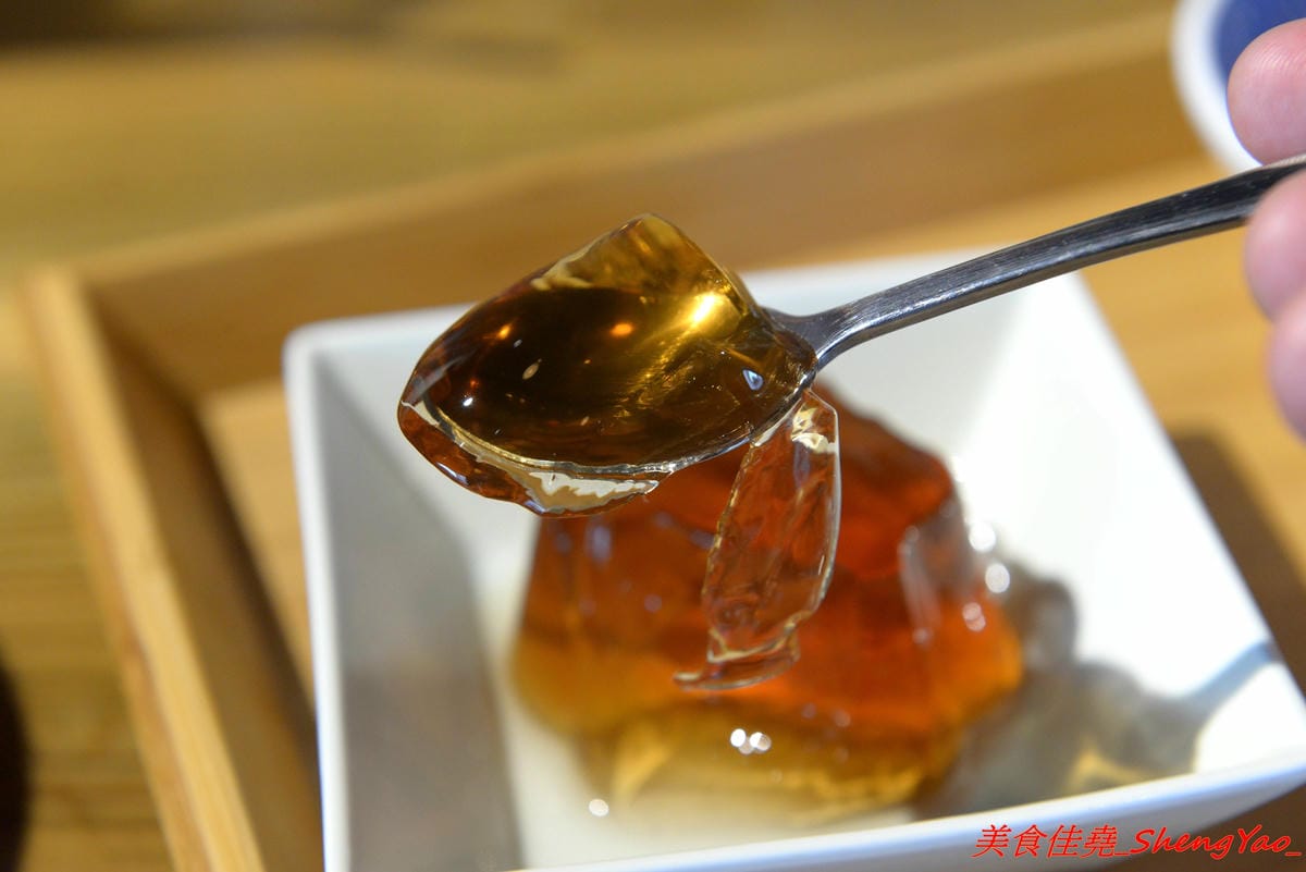 [台中沙鹿]鳳茶人 – 沙鹿新開的茶飲食堂,不只賣茶葉茶飲還有麵食類可點,乾拌麵比預期表現出色,小魚乾拌麵好吃有推,試賣期間純茶買一送一,打卡還有送小菜。