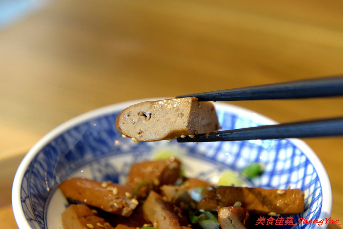 [台中沙鹿]鳳茶人 – 沙鹿新開的茶飲食堂,不只賣茶葉茶飲還有麵食類可點,乾拌麵比預期表現出色,小魚乾拌麵好吃有推,試賣期間純茶買一送一,打卡還有送小菜。