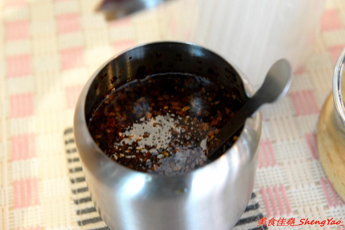 [台中沙鹿]鳳茶人 – 沙鹿新開的茶飲食堂,不只賣茶葉茶飲還有麵食類可點,乾拌麵比預期表現出色,小魚乾拌麵好吃有推,試賣期間純茶買一送一,打卡還有送小菜。