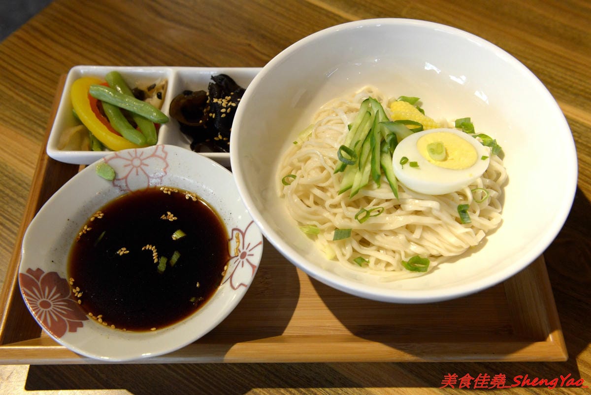 [台中沙鹿]鳳茶人 – 沙鹿新開的茶飲食堂,不只賣茶葉茶飲還有麵食類可點,乾拌麵比預期表現出色,小魚乾拌麵好吃有推,試賣期間純茶買一送一,打卡還有送小菜。