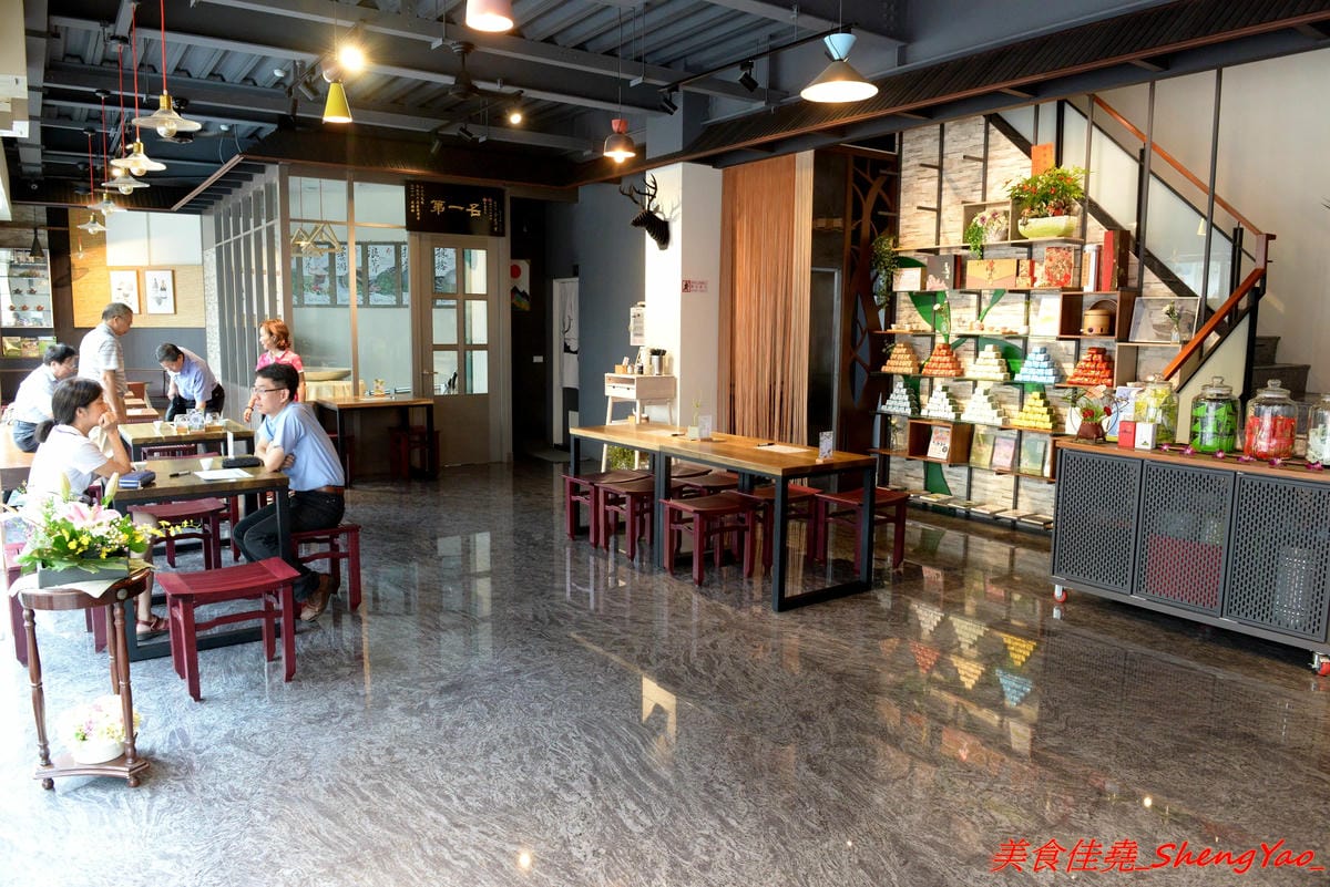 [台中沙鹿]鳳茶人 – 沙鹿新開的茶飲食堂,不只賣茶葉茶飲還有麵食類可點,乾拌麵比預期表現出色,小魚乾拌麵好吃有推,試賣期間純茶買一送一,打卡還有送小菜。