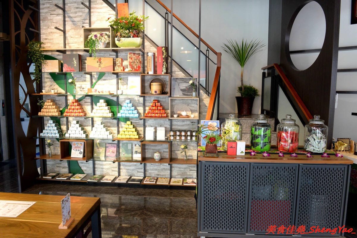 [台中沙鹿]鳳茶人 – 沙鹿新開的茶飲食堂,不只賣茶葉茶飲還有麵食類可點,乾拌麵比預期表現出色,小魚乾拌麵好吃有推,試賣期間純茶買一送一,打卡還有送小菜。