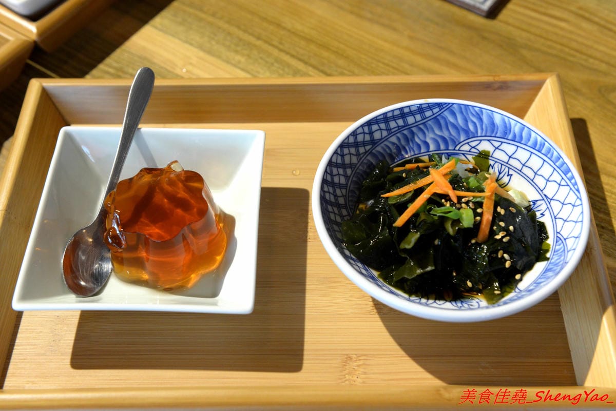 [台中沙鹿]鳳茶人 – 沙鹿新開的茶飲食堂,不只賣茶葉茶飲還有麵食類可點,乾拌麵比預期表現出色,小魚乾拌麵好吃有推,試賣期間純茶買一送一,打卡還有送小菜。