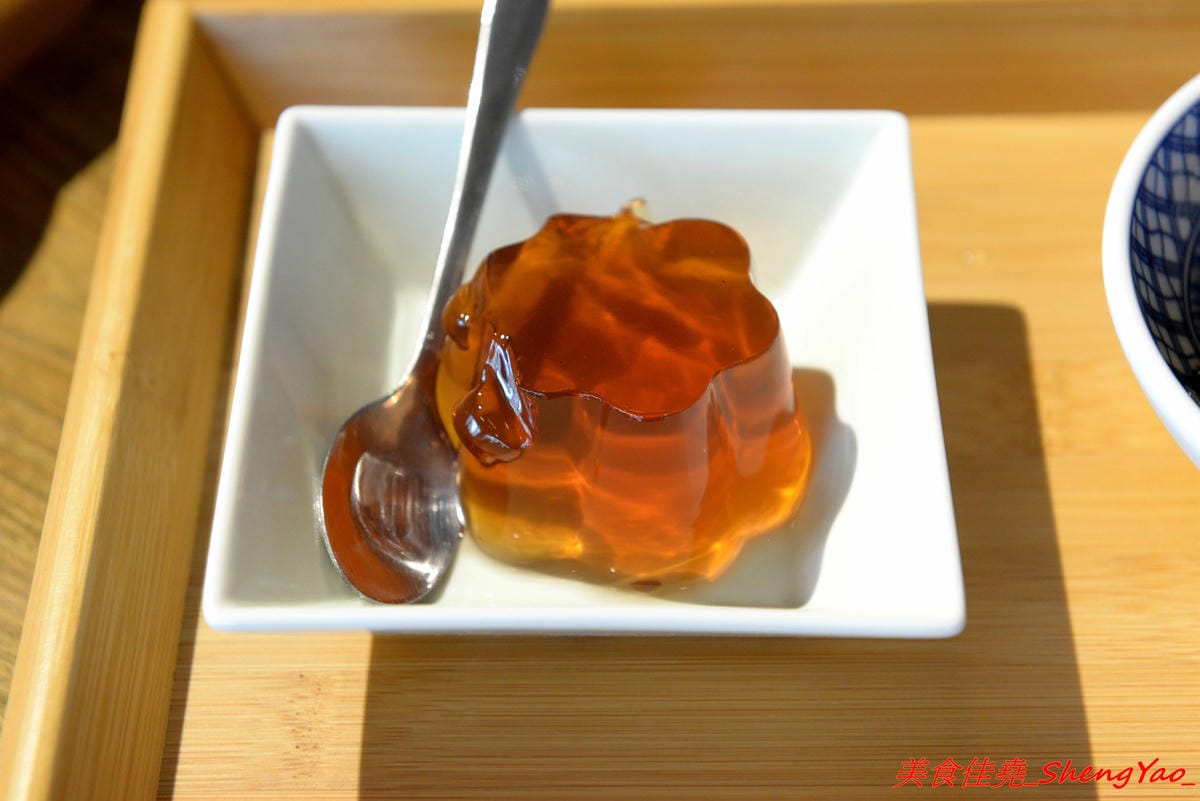 [台中沙鹿]鳳茶人 – 沙鹿新開的茶飲食堂,不只賣茶葉茶飲還有麵食類可點,乾拌麵比預期表現出色,小魚乾拌麵好吃有推,試賣期間純茶買一送一,打卡還有送小菜。
