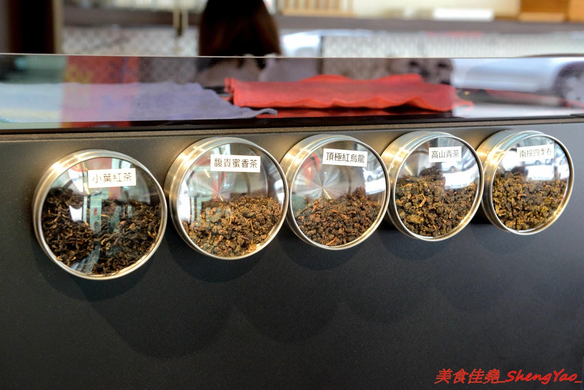 [台中沙鹿]鳳茶人 – 沙鹿新開的茶飲食堂,不只賣茶葉茶飲還有麵食類可點,乾拌麵比預期表現出色,小魚乾拌麵好吃有推,試賣期間純茶買一送一,打卡還有送小菜。