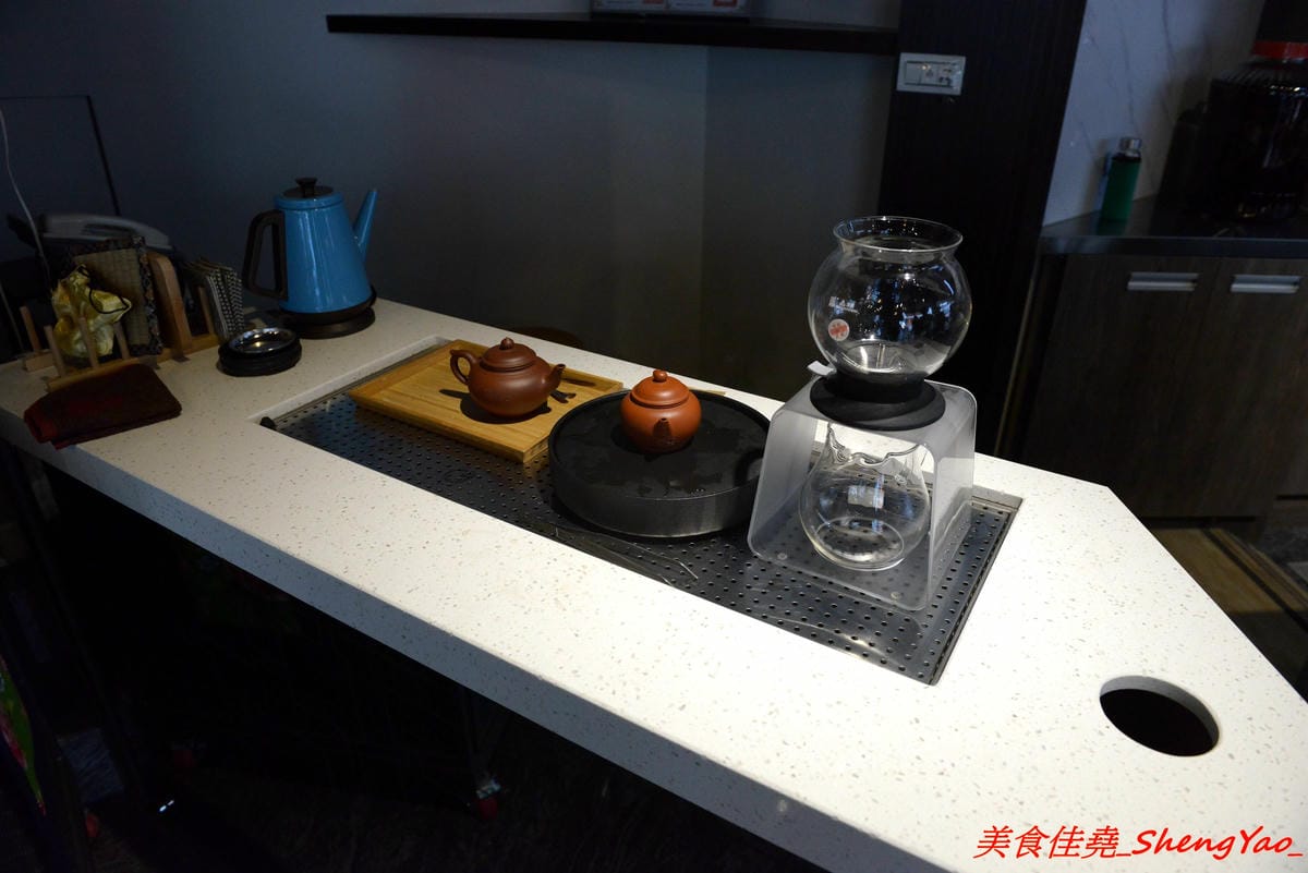 [台中沙鹿]鳳茶人 – 沙鹿新開的茶飲食堂,不只賣茶葉茶飲還有麵食類可點,乾拌麵比預期表現出色,小魚乾拌麵好吃有推,試賣期間純茶買一送一,打卡還有送小菜。