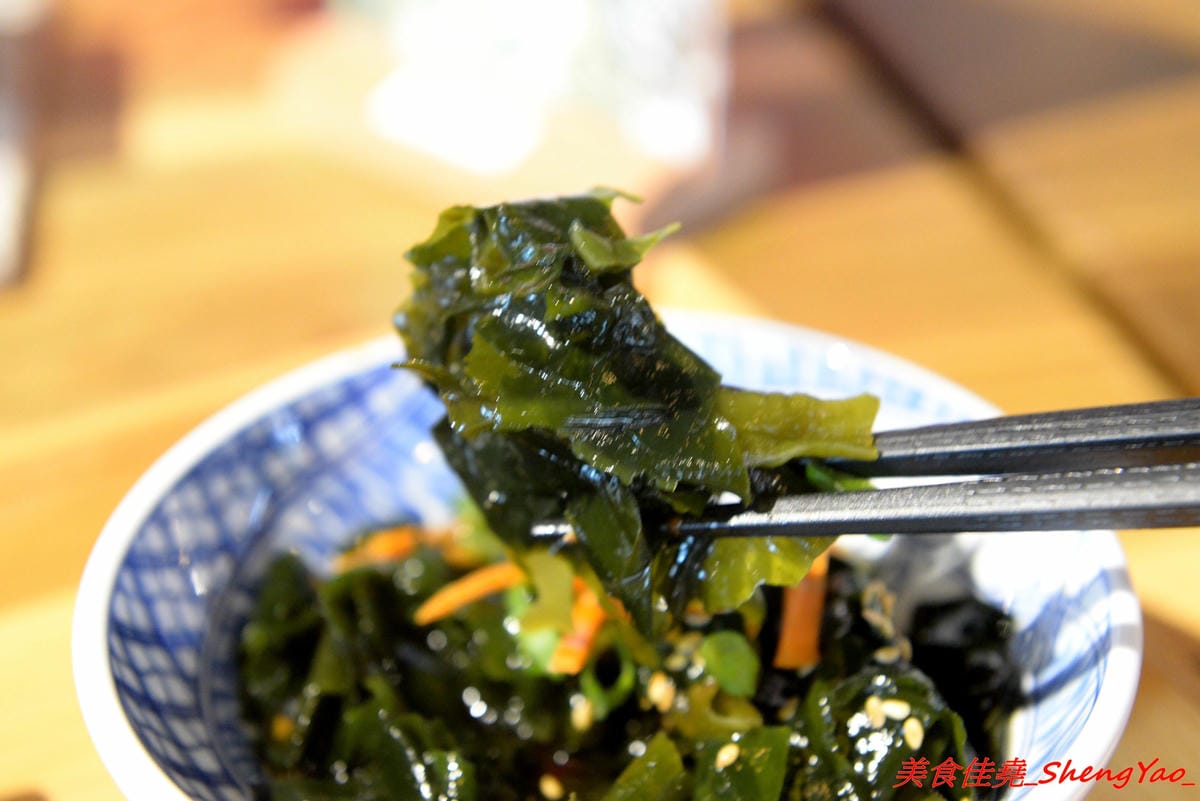[台中沙鹿]鳳茶人 – 沙鹿新開的茶飲食堂,不只賣茶葉茶飲還有麵食類可點,乾拌麵比預期表現出色,小魚乾拌麵好吃有推,試賣期間純茶買一送一,打卡還有送小菜。