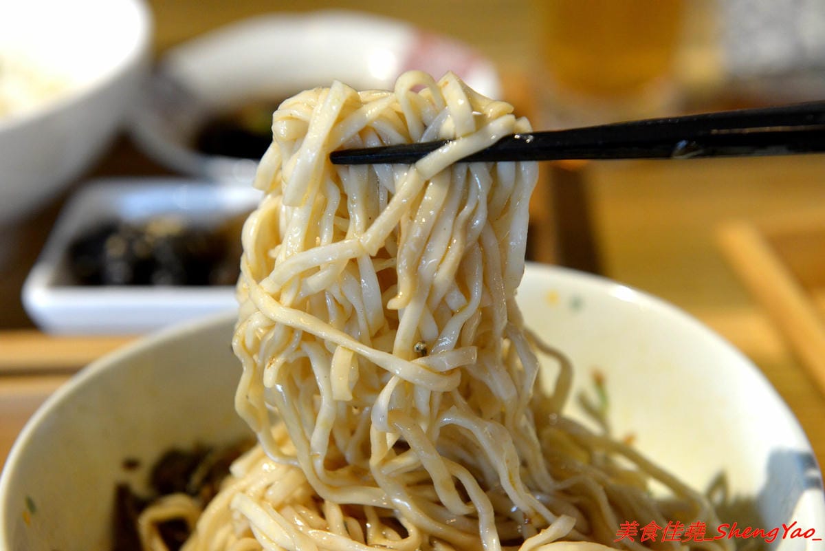 [台中沙鹿]鳳茶人 – 沙鹿新開的茶飲食堂,不只賣茶葉茶飲還有麵食類可點,乾拌麵比預期表現出色,小魚乾拌麵好吃有推,試賣期間純茶買一送一,打卡還有送小菜。