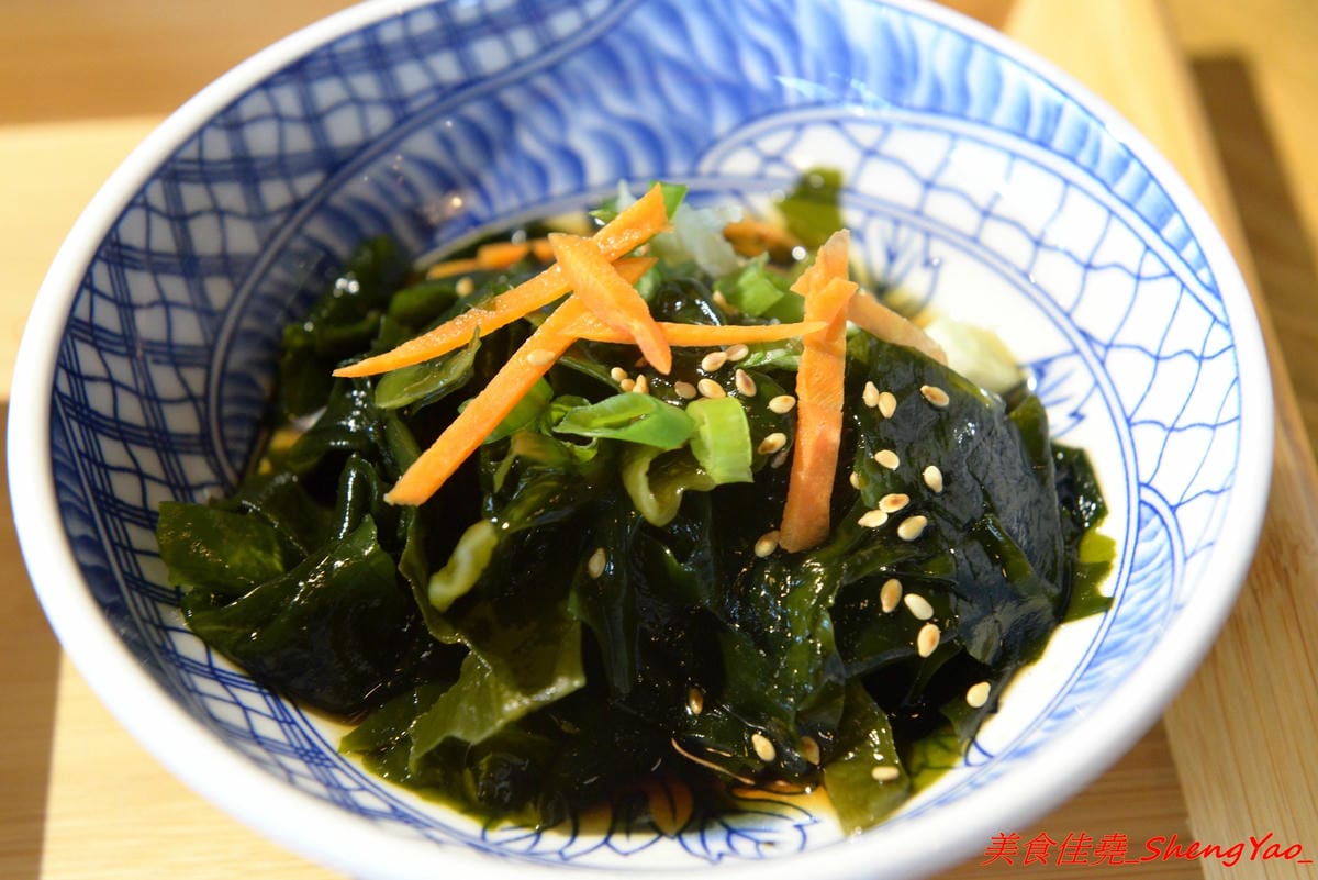 [台中沙鹿]鳳茶人 – 沙鹿新開的茶飲食堂,不只賣茶葉茶飲還有麵食類可點,乾拌麵比預期表現出色,小魚乾拌麵好吃有推,試賣期間純茶買一送一,打卡還有送小菜。