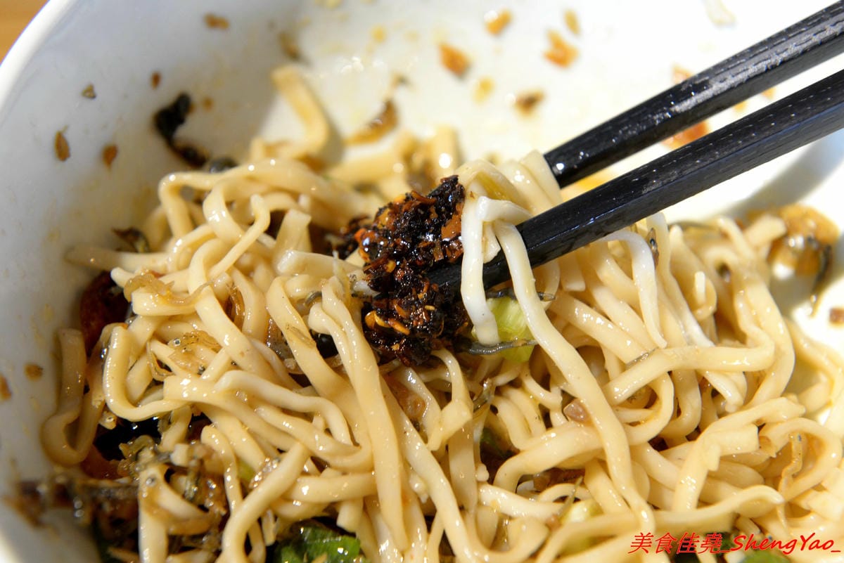 [台中沙鹿]鳳茶人 – 沙鹿新開的茶飲食堂,不只賣茶葉茶飲還有麵食類可點,乾拌麵比預期表現出色,小魚乾拌麵好吃有推,試賣期間純茶買一送一,打卡還有送小菜。