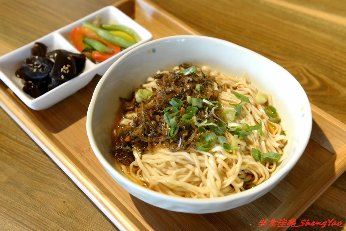[台中沙鹿]鳳茶人 – 沙鹿新開的茶飲食堂,不只賣茶葉茶飲還有麵食類可點,乾拌麵比預期表現出色,小魚乾拌麵好吃有推,試賣期間純茶買一送一,打卡還有送小菜。