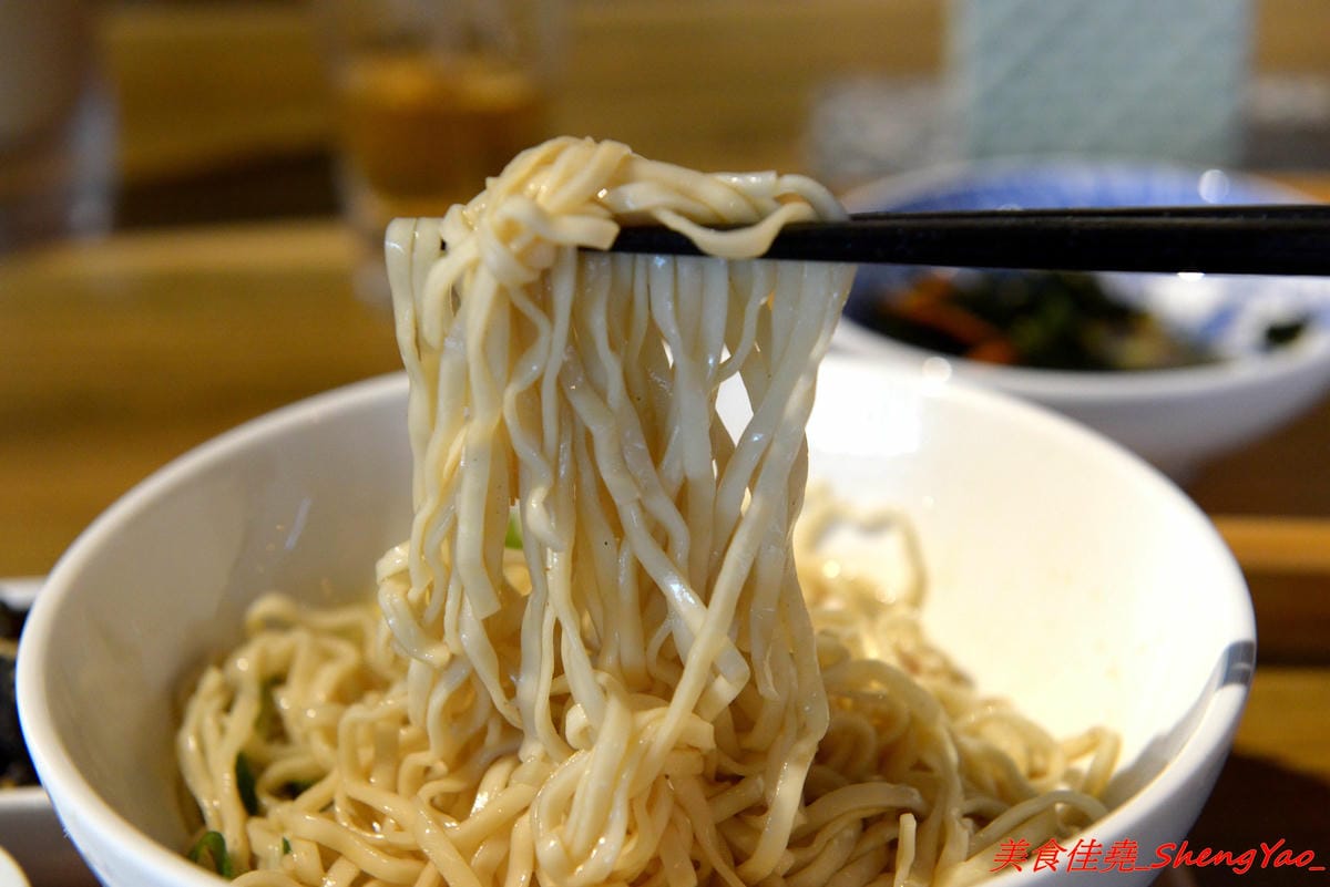 [台中沙鹿]鳳茶人 – 沙鹿新開的茶飲食堂,不只賣茶葉茶飲還有麵食類可點,乾拌麵比預期表現出色,小魚乾拌麵好吃有推,試賣期間純茶買一送一,打卡還有送小菜。