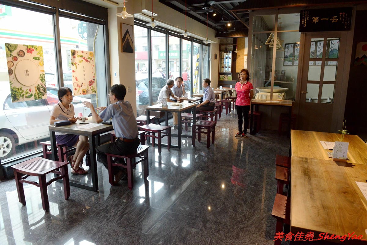 [台中沙鹿]鳳茶人 – 沙鹿新開的茶飲食堂,不只賣茶葉茶飲還有麵食類可點,乾拌麵比預期表現出色,小魚乾拌麵好吃有推,試賣期間純茶買一送一,打卡還有送小菜。