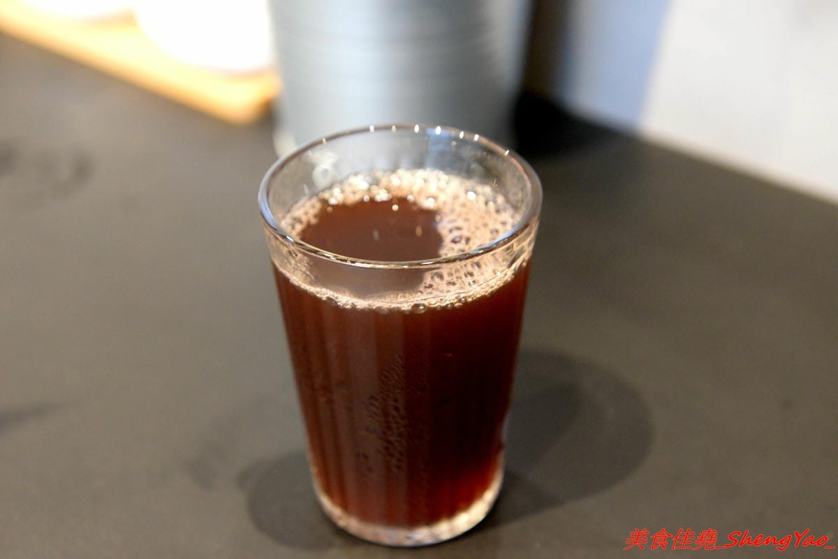 [台中西屯]飛鳥與海魚 – 逢甲商圈附近新開的文青感雞湯系拉麵專門店,大推”極濃厚白雞拉麵”,湯頭的雞味整個濃透全身毛細孔,口味濃度台中極罕見,店內不只有冰開水提供,老闆還會準備自製酸梅