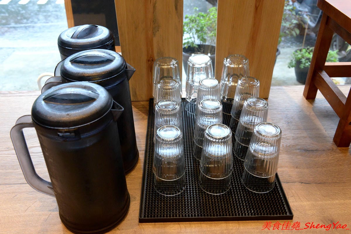 [台中西屯]飛鳥與海魚 – 逢甲商圈附近新開的文青感雞湯系拉麵專門店,大推”極濃厚白雞拉麵”,湯頭的雞味整個濃透全身毛細孔,口味濃度台中極罕見,店內不只有冰開水提供,老闆還會準備自製酸梅