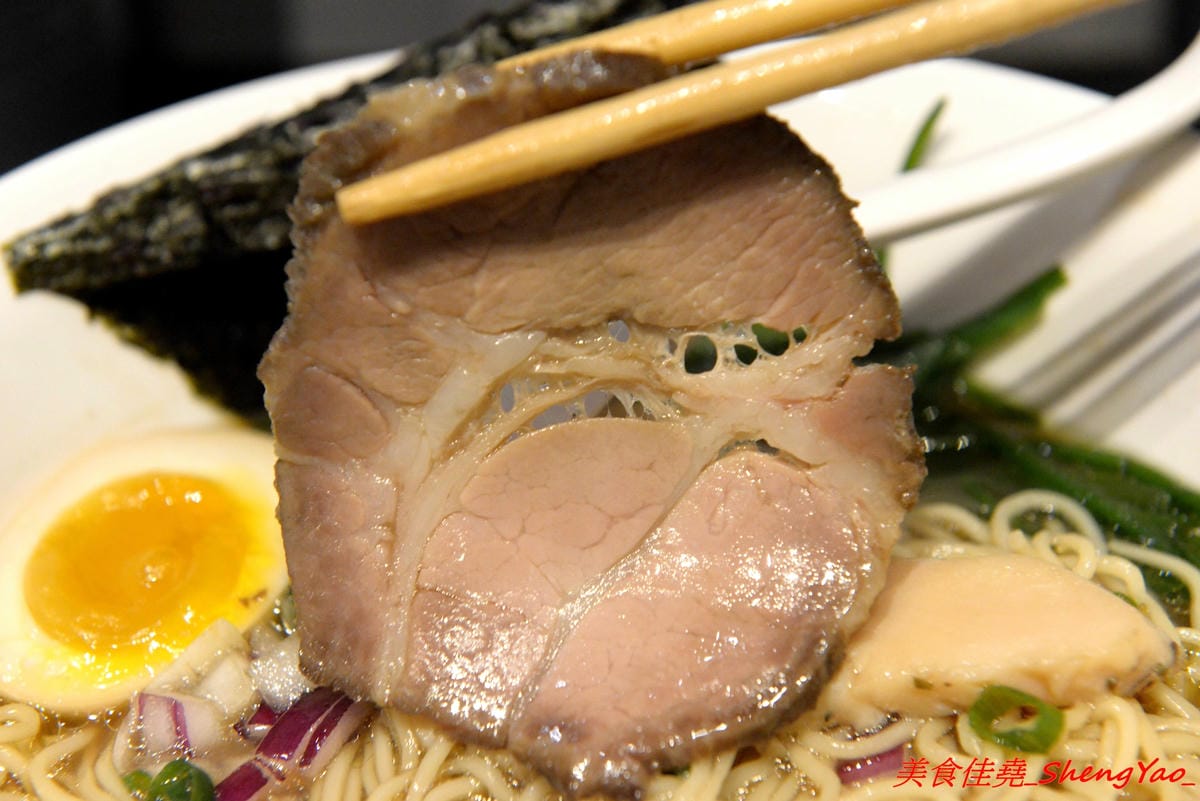 [台中西屯]飛鳥與海魚 – 逢甲商圈附近新開的文青感雞湯系拉麵專門店,大推”極濃厚白雞拉麵”,湯頭的雞味整個濃透全身毛細孔,口味濃度台中極罕見,店內不只有冰開水提供,老闆還會準備自製酸梅