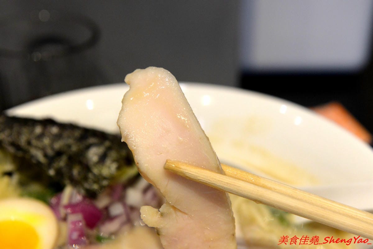 [台中西屯]飛鳥與海魚 – 逢甲商圈附近新開的文青感雞湯系拉麵專門店,大推”極濃厚白雞拉麵”,湯頭的雞味整個濃透全身毛細孔,口味濃度台中極罕見,店內不只有冰開水提供,老闆還會準備自製酸梅